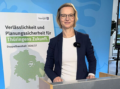 Finanzministerin Katja Wolf steht am Rednerpult