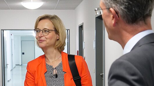 Finanzministerin Katja Wolf besucht das Finanzamt in Jena