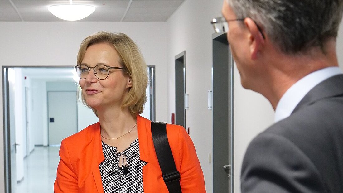Finanzministerin Katja Wolf besucht das Finanzamt in Jena