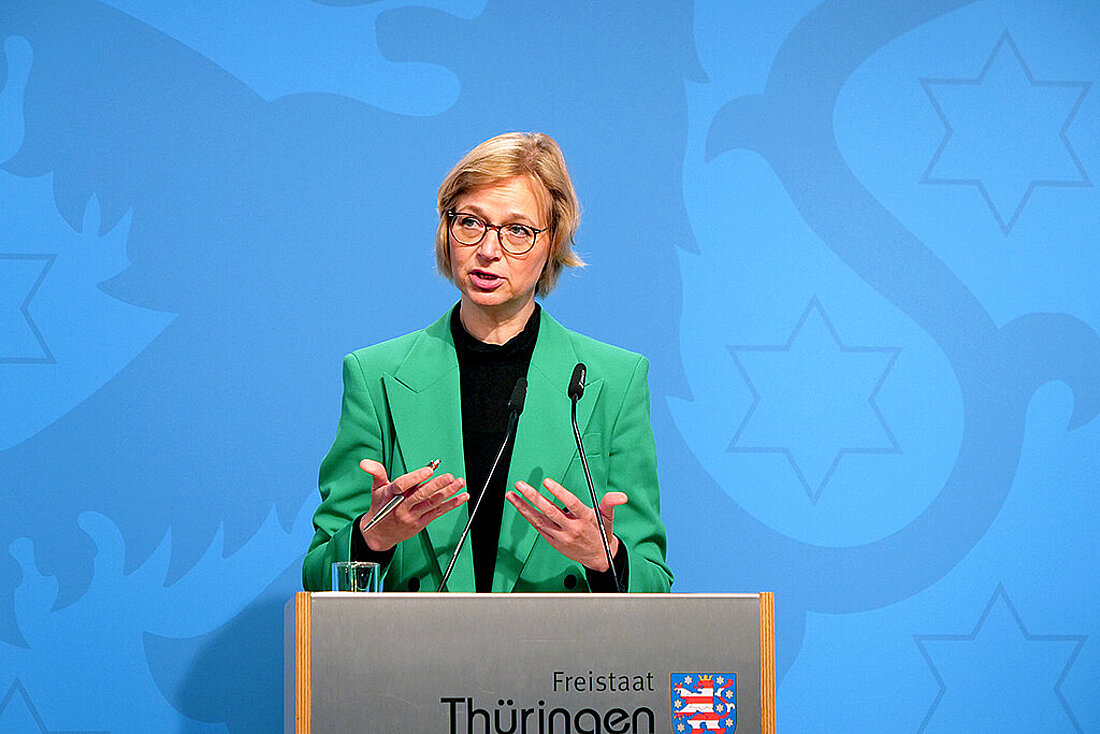 Finanzministerin Katja Wolf am Rednerpult bei der Regierungsmedienkonferenz
