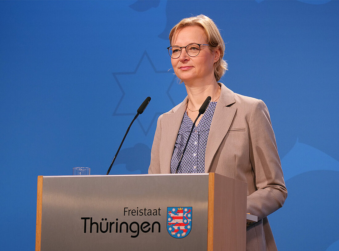 Finanzministerin Katja Wolf vor einem Rednerpult bei der Regierungsmedienkonferenz.