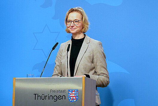 Finanzministerin Katja Wolf steht am Rednerpult