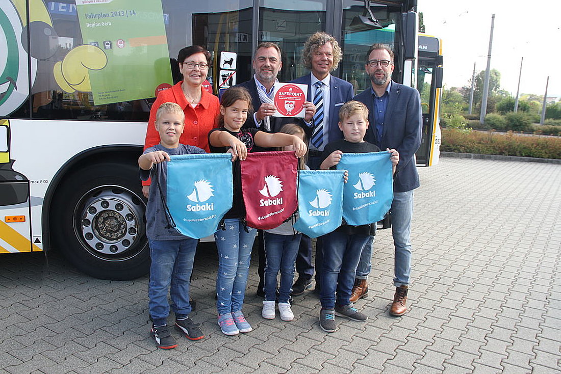 Thüringens Finanzministerin und Stellvertretende Ministerpräsidentin Heike Taubert, der Oberbürgermeister der Stadt Gera und Schirmherr über das Kinderschutzprojekt Sabaki in Gera Julian Vonarb, der Projektleiter des Vereins Sabaki Mike Wolf, der Geschäftsführer der GVB Thorsten Rühle und Grundschüler
