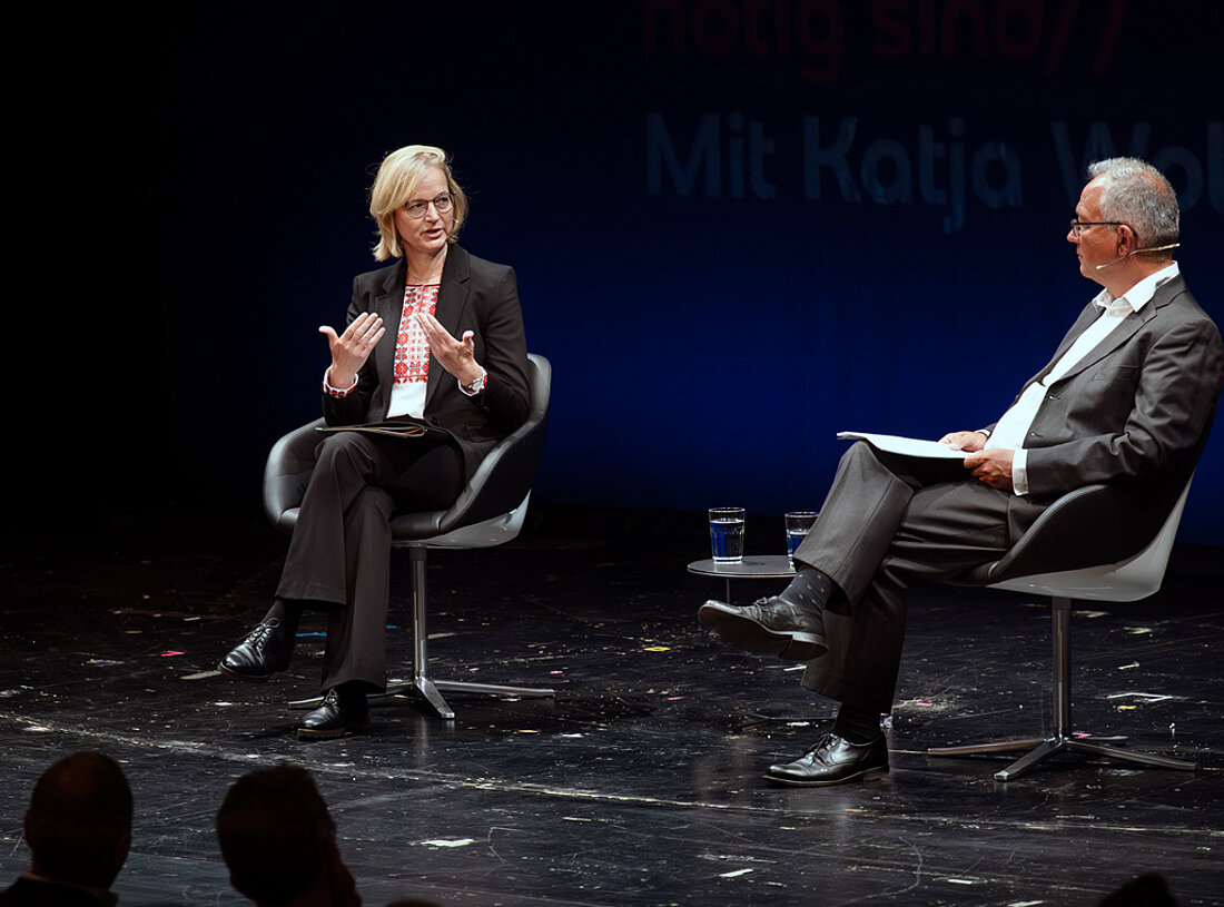 Finanzministerin Katja Wolf ist mit dem Moderator auf dem Podium im Gespräch