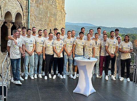 Gruppenbild des ThSV Eisench vor der Wartburg