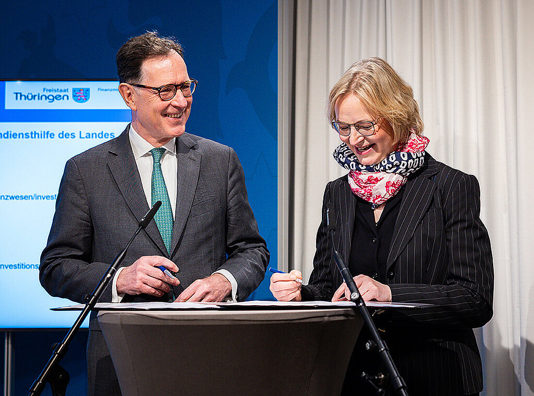 TAB-Vorstandsvorsitzender Matthias Wierlacher und Finanzministerin Katja Wolf unterzeichnen die Vertragsunterlagen.