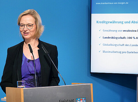 Finanzministerin Katja Wolf steht am Rednerpult