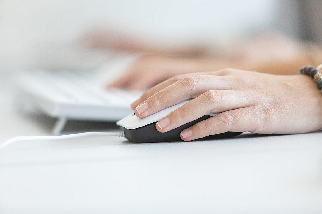 Hand führt eine Computermaus