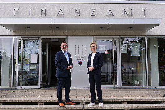 Finanzministerin Katja Wolf und Finanzstaatssekretäör Julian Vonarb stehen vor dem Finanzamt Gera