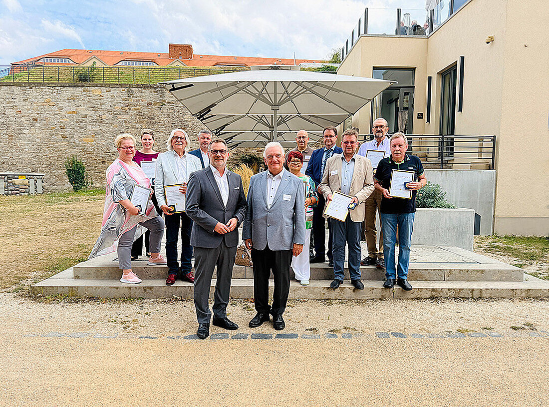 Gruppenbild mit Finanzstaatssekretär Julian Vonarb beim Sommerfest der Steuerberaterkammer auf dem Erfurter Petersberg.