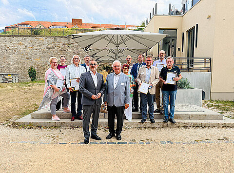 Gruppenbild mit Finanzstaatssekretär Julian Vonarb beim Sommerfest der Steuerberaterkammer auf dem Erfurter Petersberg.
