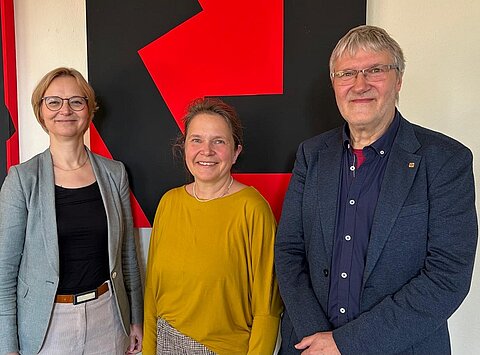 Gruppenfoto der Finanzministerin Katja Wolf mit der Geschäftsführerin und dem Vorsitzenden des Landesverbands Thüringen der Bundesvereinigung Lebenshilfe e.V..
