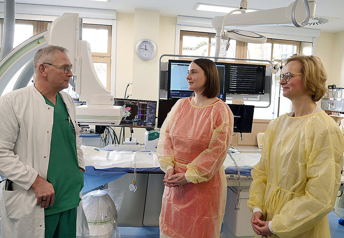 Finanzministerin Katja Wolf und Ministerin für Soziales, Gesundheit, Arbeit und Familie Katharina Schenk unterhalten sich im Eisenacher St. Georg Klinikum mit dem Chefarzt der Klinik für Innere Medizin I Dr. Marcus Jahnecke