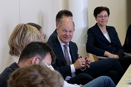 Bundesfinanzminister Olaf Scholz und Thüringens Finanzministerin Heike Taubert diskutieren mit Personal des IKTS