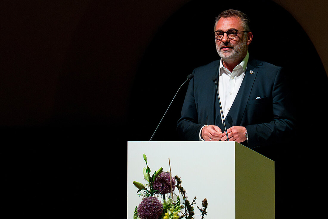 Finanzstaatssekretär Julian Vonarb am Rednerpult