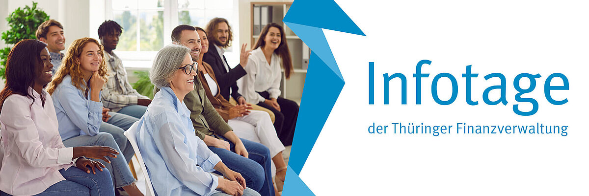 ältere und jüngere Menschen sitzen im Publikum und informieren sich