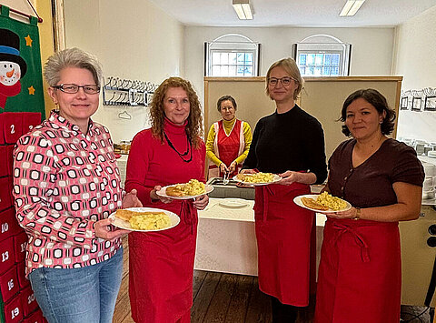 Finanzministerin Katja Wolf gemeinsam mit Vertreterinnen der Erfurter Stadtmission bei der Essensausgabe im Restaurant der Herzen.