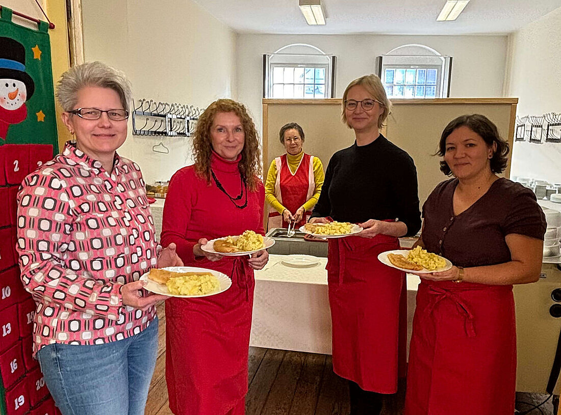 Finanzministerin Katja Wolf gemeinsam mit Vertreterinnen der Erfurter Stadtmission bei der Essensausgabe im Restaurant der Herzen.