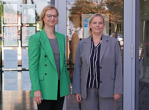Foto der Thüringer Finanzministerin Katja Wolf uns der Amtsleiterin des Finanzamts Pößneck vor dem Eingang des Finanzamts.