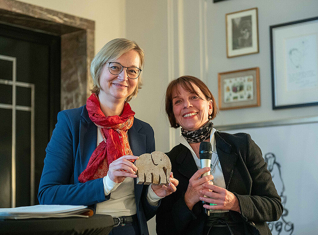 Finanzministerin Katja Wolf mit Vorstandsmitglied Grit Petzholdt-Gühne  bei einer Veransatltung des Industrieclubs Thüringen in Weimar.