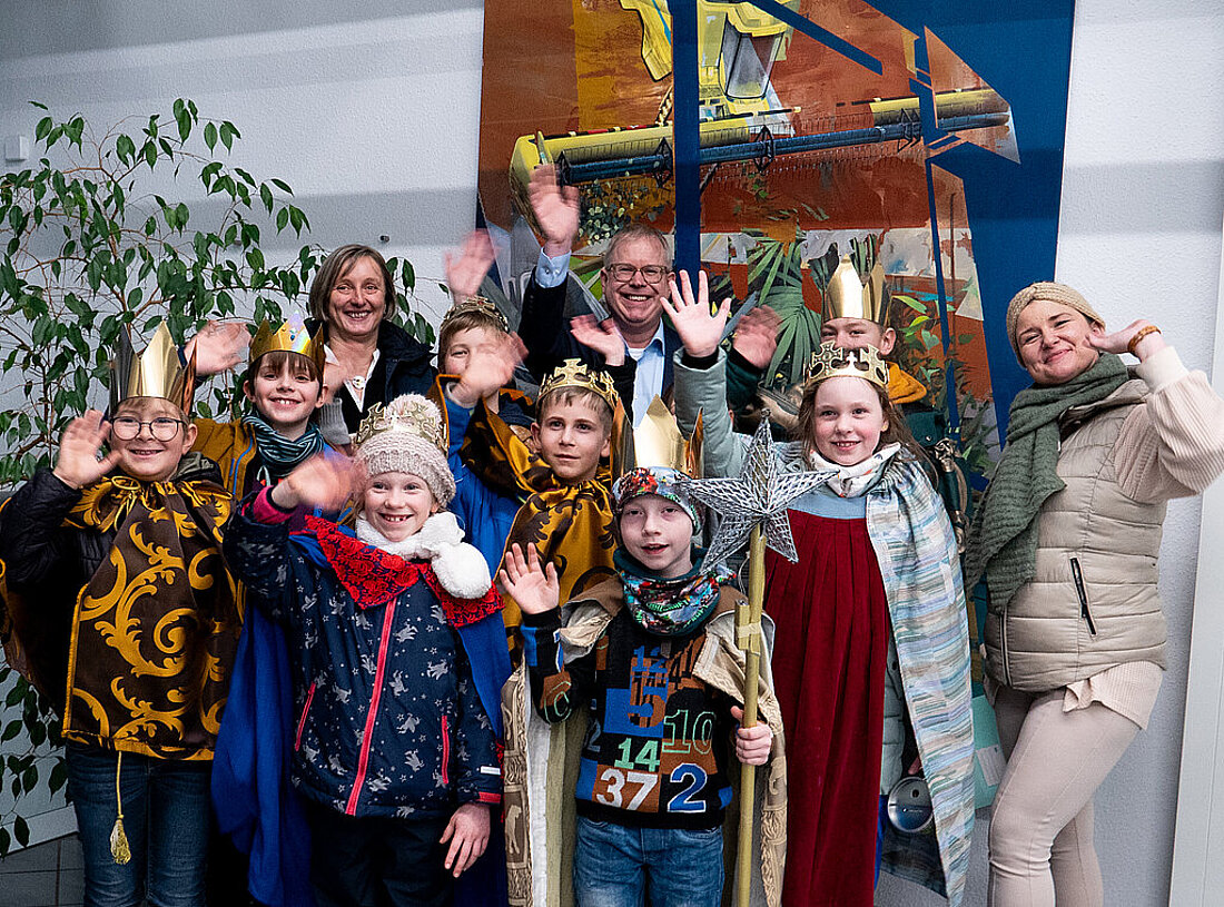Gruppenfoto mit Staatssekretär Scholz und den Sternsingern