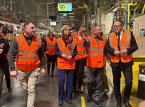 Ministerpräsident Mario Voigt gemeinsam mit der Thüringer Finanzministerin Katja Wolf bei einem Rundgang durch das Opel-Werk-Eisenach mit Vertreterinnen und Vertretern des Standortes und der Landesregierung.