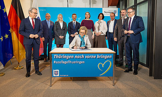 Finanzministerin Katja Wolf unterzeichnet das 110-Tage-Programm der Thüringer Landesregierung