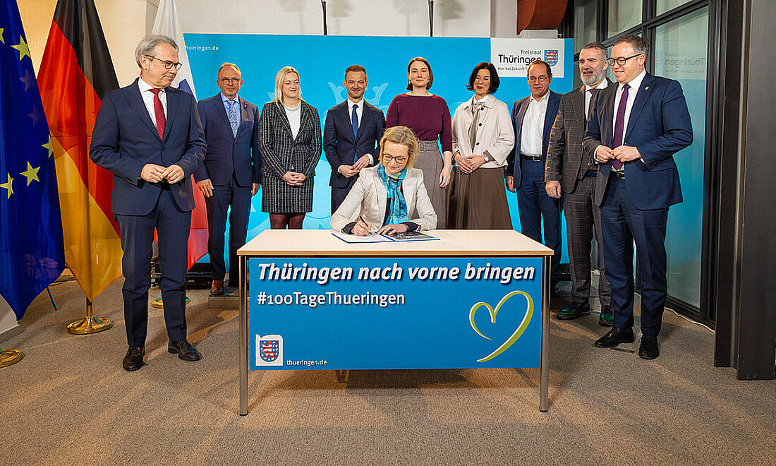 Finanzministerin Katja Wolf unterzeichnet das 110-Tage-Programm der Thüringer Landesregierung
