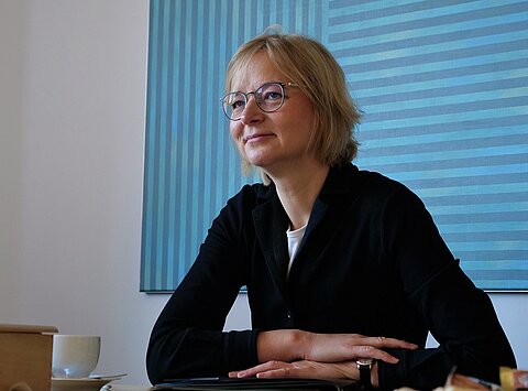 Finanzministerin Katja Wolf im Gespräch beim Finanzamtsbesuch in Ilmenau.