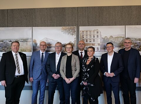Finanzministerin Katja Wolf mit Dr. Kania (Präsident Gemeinde- und Städtebund Thüringen), dem Geschäftsführer der Thüringen Kliniken Dr. med. Thomas Krönert, Maik Kowallek (MdL), Marko Wolfram (Landrat) sowie weiteren Vertretern der Thüringen-Kliniken.
