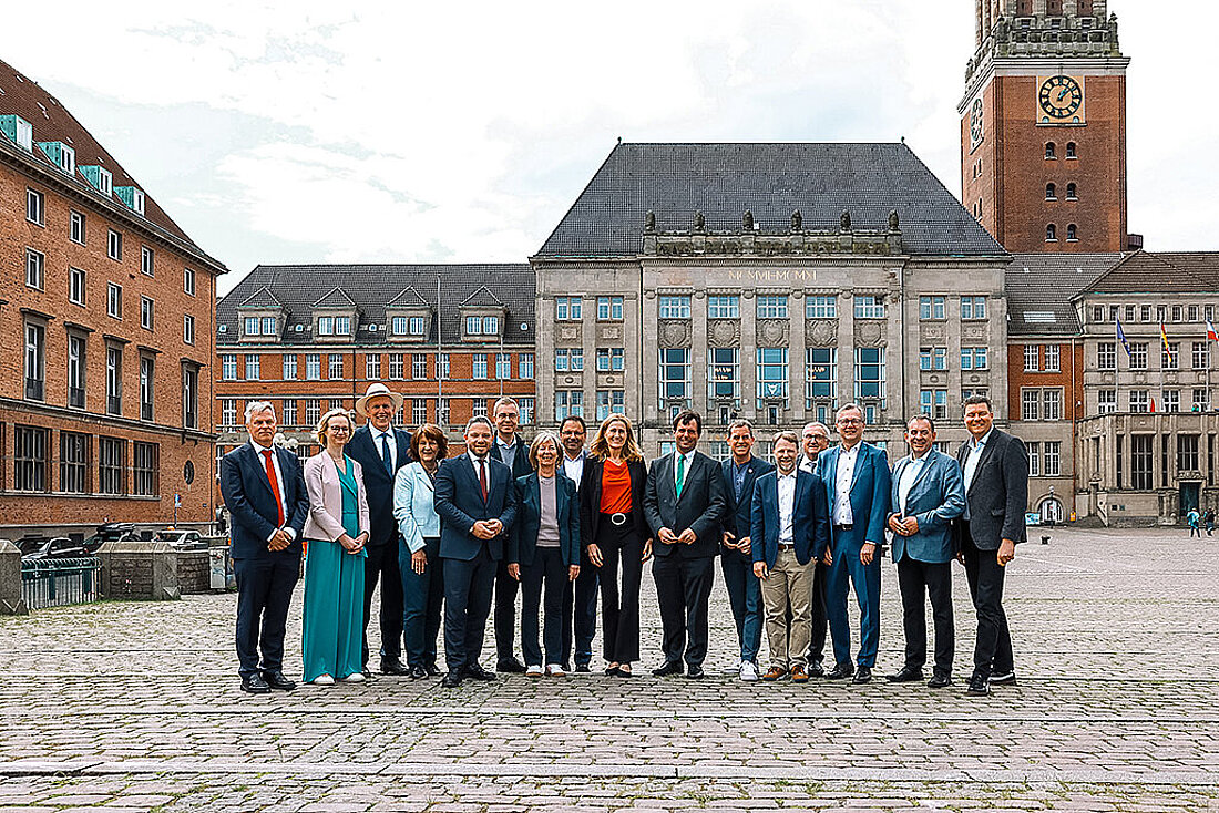 Gruppenfoto der Finanzministerinnen und Finanzminister der Bundesländer zur Jahres-Finanzministerkonferenz in Kiel.