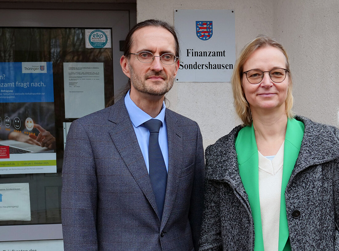 Finanzministerin Katja Wolf mit Amtsleiter Dr. Daniel Osterburg vor dem Finanzamt Sondershausen