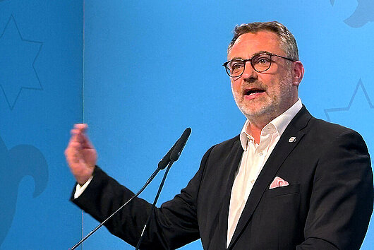 Finanzstaatssekretär Julian Vonarb am Rednerpult der Regierungsmedienkonferenz zur Grundsteuerreform