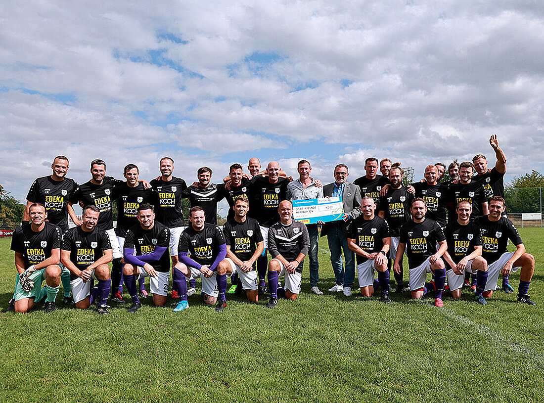 Gruppenfoto der Fußballmannschaft der Sport-Freunde Marbach e. V.