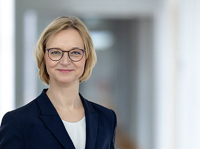 Portrait von Finanzministerin und stellvertretenden Ministerpräsidentin Katja Wolf