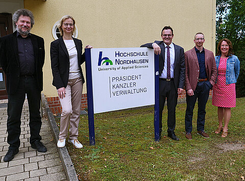 Gruppenfoto von der Hochschulleitung um Präsident Professor Dr. Jörg Wagner und Ministerin Katja Wolf.