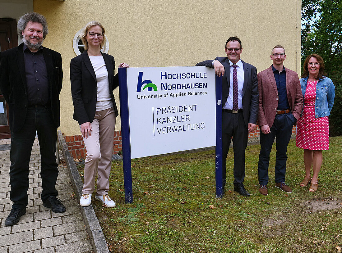 Gruppenfoto von der Hochschulleitung um Präsident Professor Dr. Jörg Wagner und Ministerin Katja Wolf.