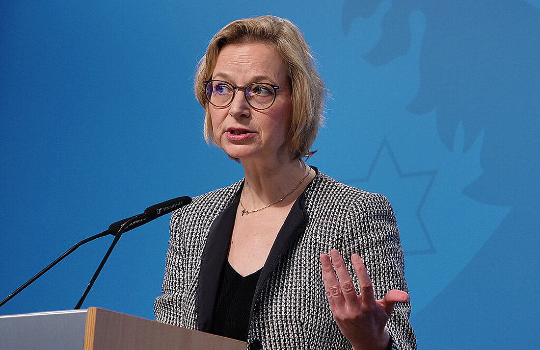 Finanzministerin Katja Wolf am Rednerpult