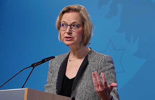 Finanzministerin Katja Wolf am Rednerpult