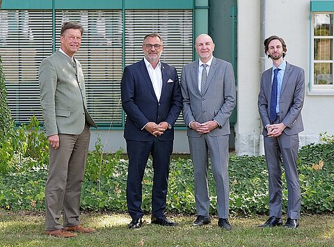 v.l.n.r.: Dr. Carsten Burbank, Staatssekretär Julian Vonarb, Staatssekretär Dr. Rolf Bösinger und Hendrik Steinbrecher