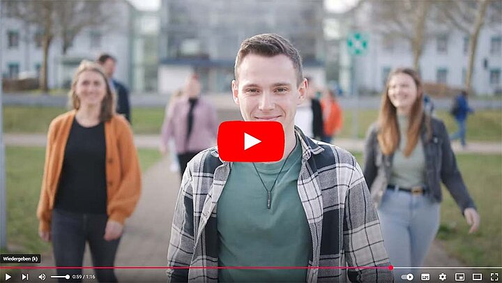 eine Gruppe junger Menschen läuft auf die Kamera zu