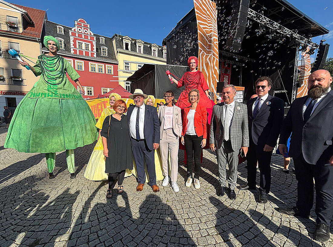 Gruppenfoto mit Finanzministerin Katja Wolf, Bürgermeister Jörg Reichl und anderen Teilnehmern zur Eröffnung des Festivals in Rudolstadt