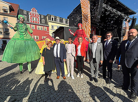 Gruppenfoto mit Finanzministerin Katja Wolf, Bürgermeister Jörg Reichl und anderen Teilnehmern zur Eröffnung des Festivals in Rudolstadt