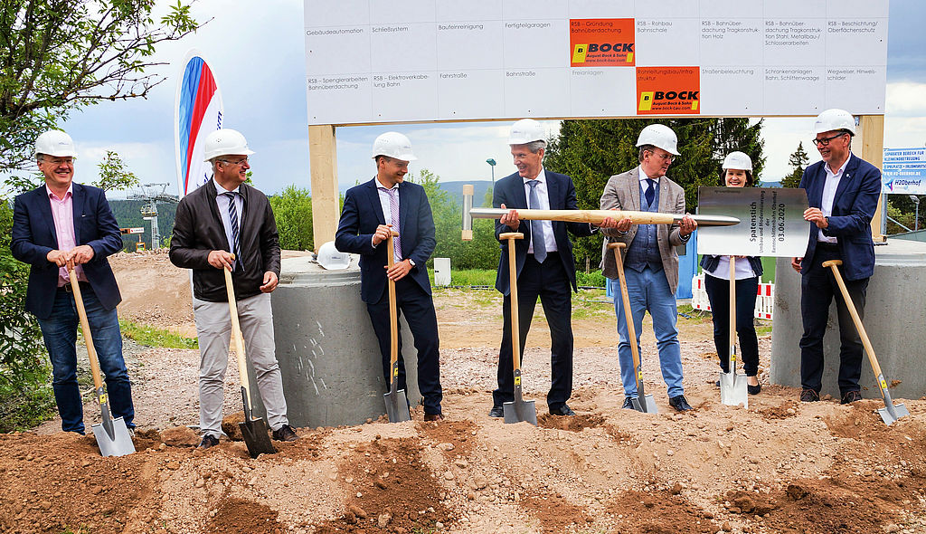 Gruppenfoto mit den Beteiligten zum Spatenstich an der Lotto Thüringen Arena am Rennsteig
