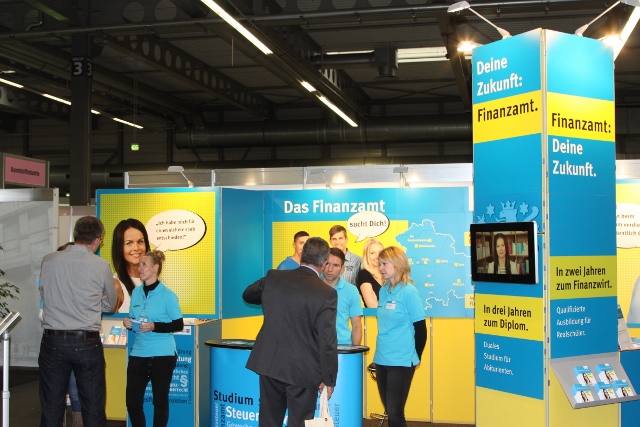 messestand_mit_publikum Messestand der Thüringer Steuerverwaltung mit Publikum