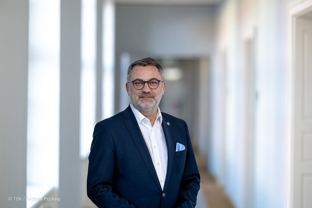 Finanzstaassekretär Julian Vonarb mit weißem hemd und blauem Jacket im halben Profil