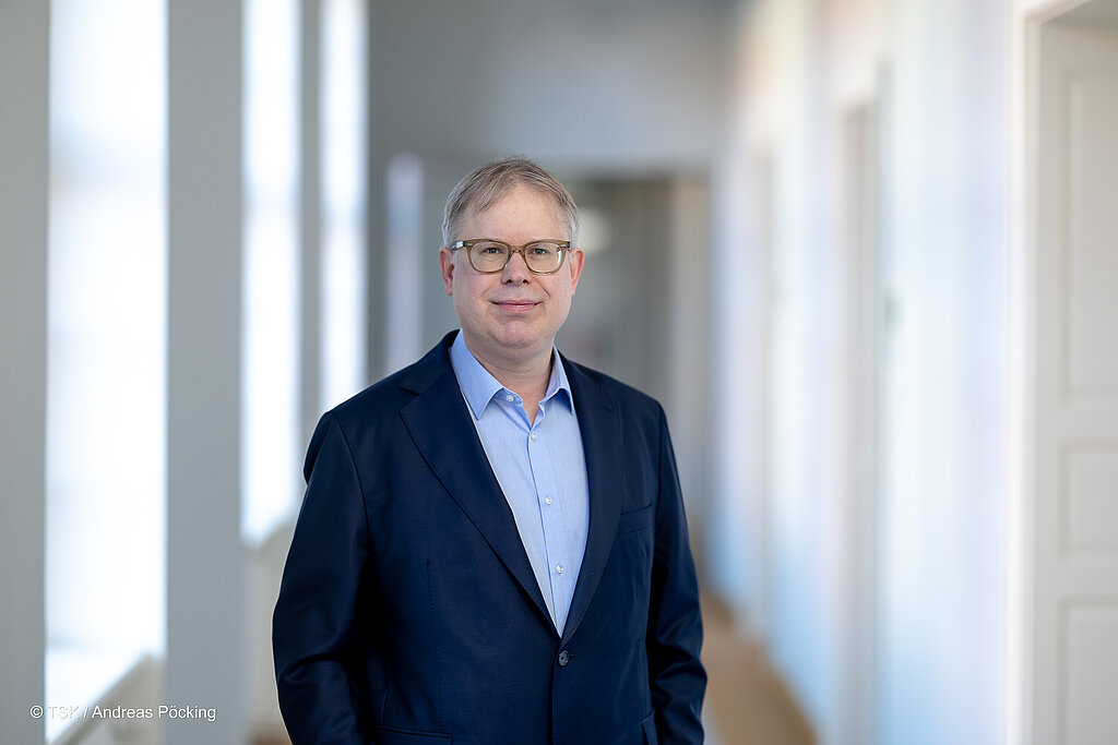 inanzstaatssekretär Birger Scholz mit hellblauem Hems und dunkelblauem Jacket, aufgenommen im Halbprofil